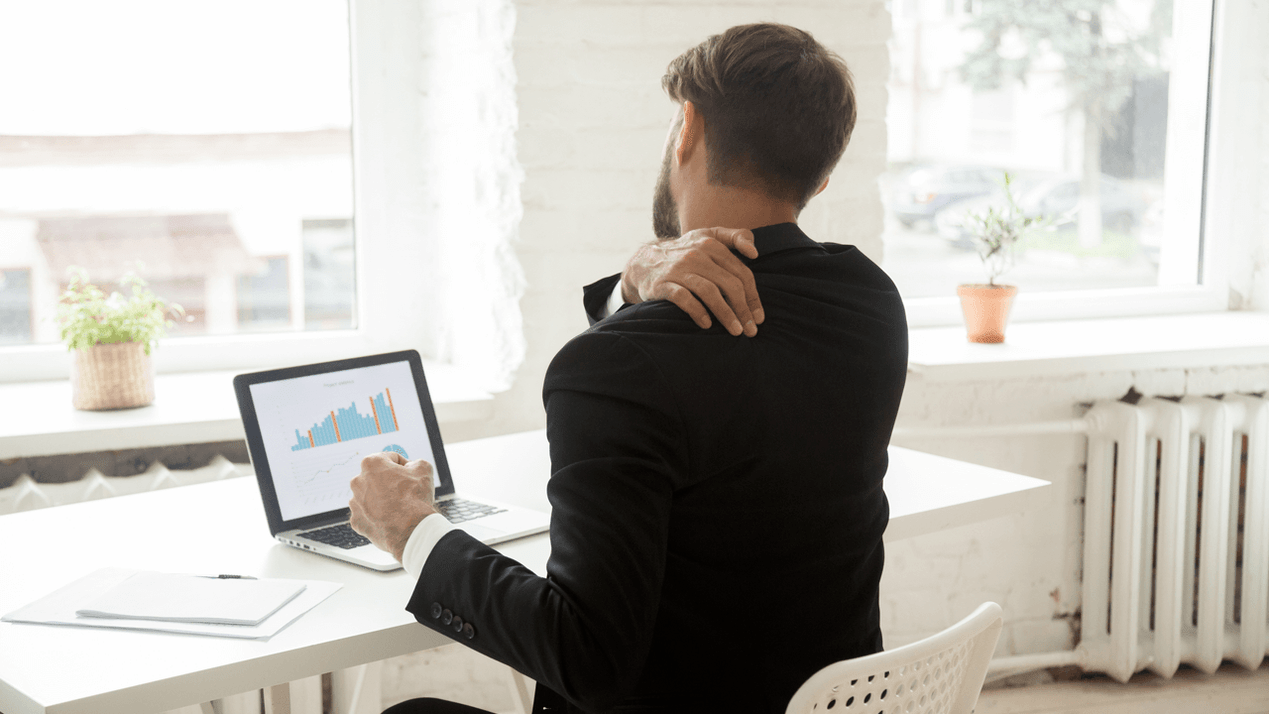 Dor nas costas do traballo sentado no ordenador