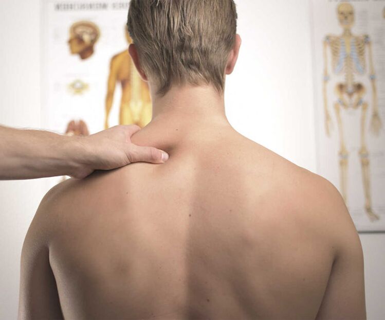 Exame diagnóstico dun paciente con osteocondrose cervical para determinar un plan de tratamento