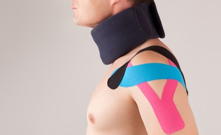 Durante a fase aguda da osteocondrose cervical, débese usar un colar especial